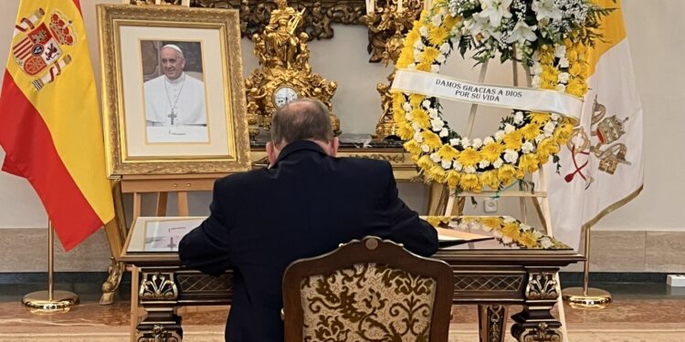 Edmundo González firmó libro de condolencias al Papa Francisco en Madrid