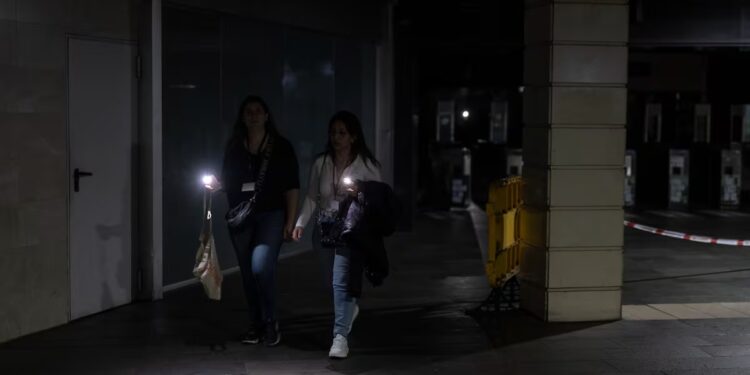 Apagón masivo en España y Portugal: Red Eléctrica asegura que la falla es “excepcional y totalmente extraordinaria” y que tardará de 6 a 10 horas en repararse