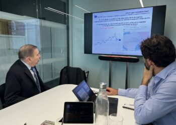 Edmundo González se reúne con el economista Juan Carlos Lázaro para discutir la recuperación económica de Venezuela