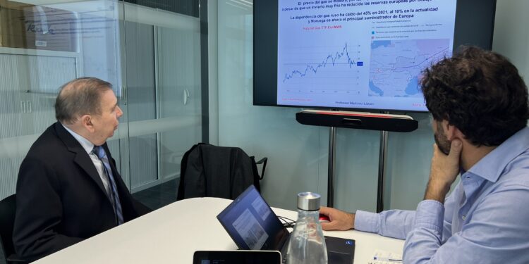 Edmundo González se reúne con el economista Juan Carlos Lázaro para discutir la recuperación económica de Venezuela