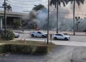 Tres muertos al estrellarse una avioneta en una transitada avenida en Boca Ratón, EEUU