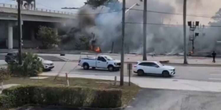 Tres muertos al estrellarse una avioneta en una transitada avenida en Boca Ratón, EEUU