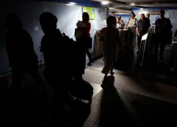 La policía de Portugal trabaja para rescatar a personas atrapadas en el metro