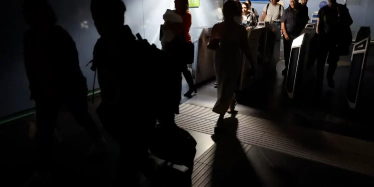 La policía de Portugal trabaja para rescatar a personas atrapadas en el metro