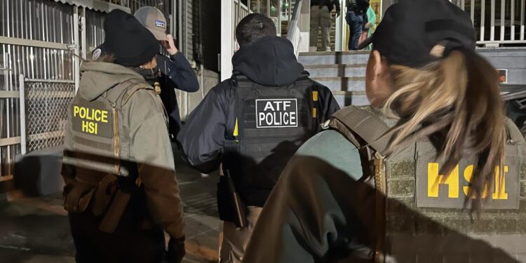 EEUU ha detenido a 113.000 inmigrantes y expulsado al menos a 100.000 tras regreso de Trump a la Casa Blanca