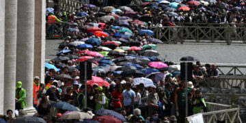 Unas 150.000 personas despiden al papa en la basílica de San Pedro antes del funeral