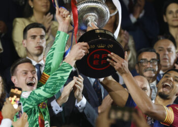 El Barcelona vence 3-2 al Real Madrid y alza la Copa del Rey