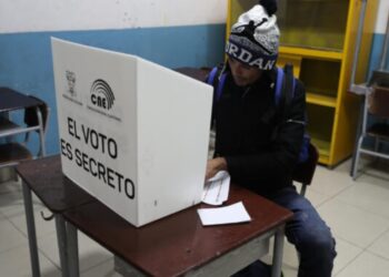 Un total de 537 ciudadanos votó en casa en la segunda vuelta electoral de Ecuador 2025