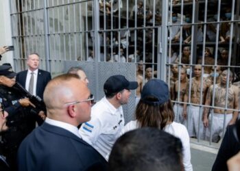 Jueza de EEUU ordena a Gobierno de Trump regresar a solicitante de asilo venezolano deportado a El Salvador