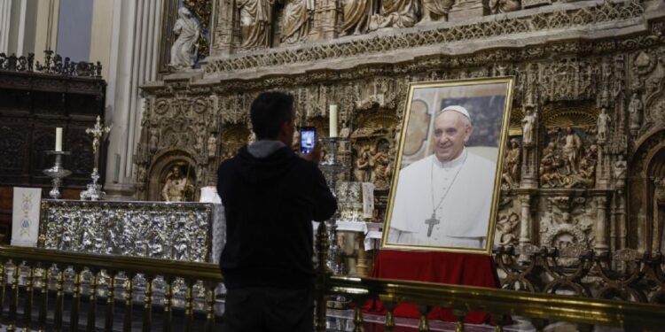 Comienza la ceremonia de cierre del féretro del papa Francisco