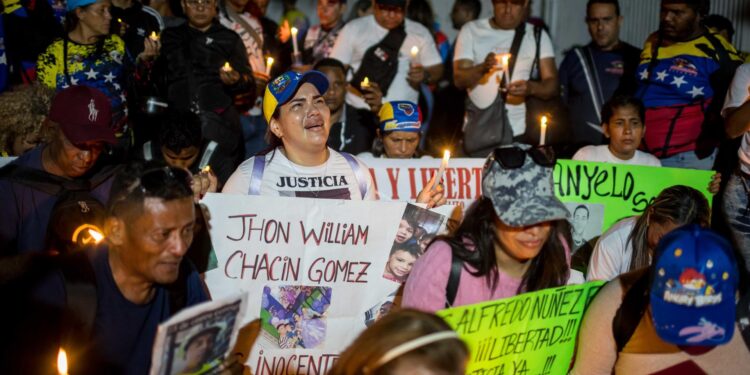 Familiares de venezolanos presos en El Salvador piden a Bukele liberar a los migrantes (Fotos)