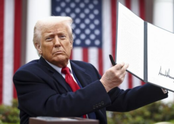 Trump insta a la paciencia ante la caída de los mercados en EEUU y el mundo: «No entren en pánico»