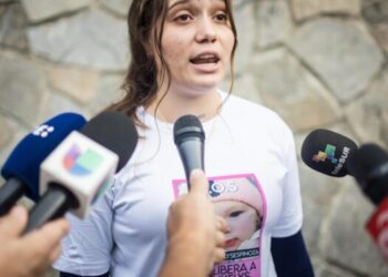 Madre de niña venezolana retenida en EE.UU. confía en gestión de Maduro para su devolución