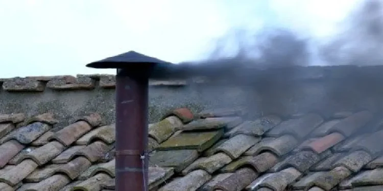 Segunda votación del día en el cónclave también finaliza con fumata negra