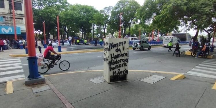 Venezolanos sacan a las sus neveras a la calle el día del trabajador para protestar contra la miseria y el hambre