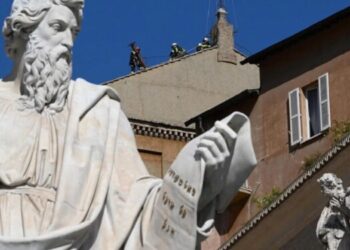 El Vaticano Instala chimenea en la Capilla Sixtina para el cónclave que iniciará el 7 de mayo