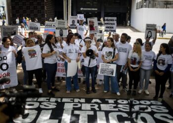 Defensoría del Pueblo recibió denuncia de familiares de presos políticos sobre negativa de la Fiscalía para atenderlos
