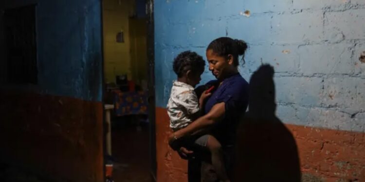 Atrapados y hambrientos en México, al menos 3000 migrantes venezolanos luchan por regresar a casa