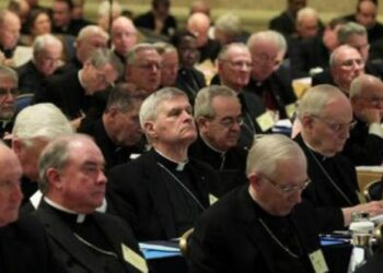 Conferencia católica en Estados Unidos acusa a Trump de burlarse de la fe por la foto vestido de papa
