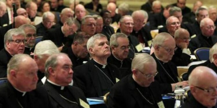 Conferencia católica en Estados Unidos acusa a Trump de burlarse de la fe por la foto vestido de papa