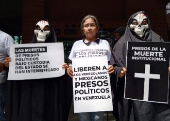 Familiares de presos políticos exigen apoyo de Sheinbaum frente a Embajada de México en Caracas