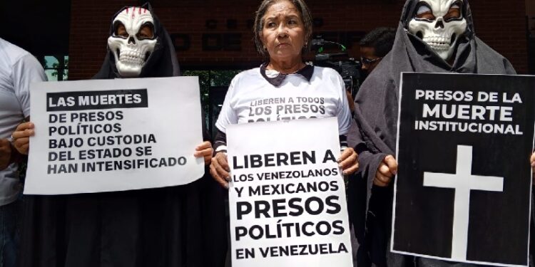 Familiares de presos políticos exigen apoyo de Sheinbaum frente a Embajada de México en Caracas