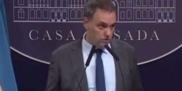 Gobierno argentino desmiente negociación para salida de asilados: «Fue una extracción»