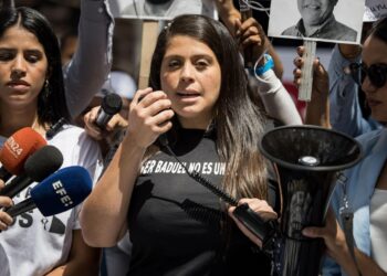 Andreína Baduel denuncia persecución de agentes del régimen frente a su vivienda