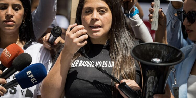 Andreína Baduel denuncia persecución de agentes del régimen frente a su vivienda