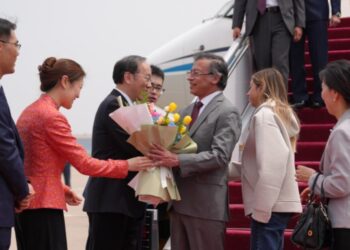 Petro viaja a China para unir a Colombia a la Ruta de la Seda