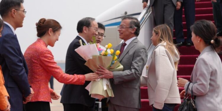 Petro viaja a China para unir a Colombia a la Ruta de la Seda