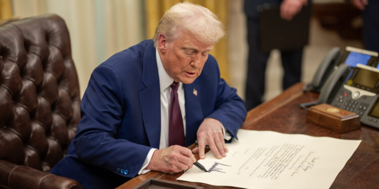 Trump firma orden para bajar precios de medicamentos con receta en EEUU