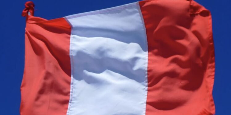 Renuncia el primer ministro de Perú antes de votación de censura en el Congreso