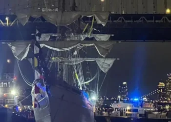 Buque mexicano choca con puente de Brooklyn y deja 2 muertos y 19 heridos de gravedad