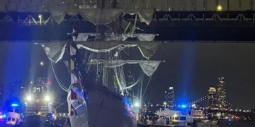 Buque mexicano choca con puente de Brooklyn y deja 2 muertos y 19 heridos de gravedad