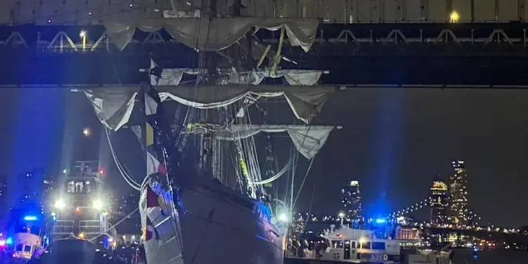 Buque mexicano choca con puente de Brooklyn y deja 2 muertos y 19 heridos de gravedad