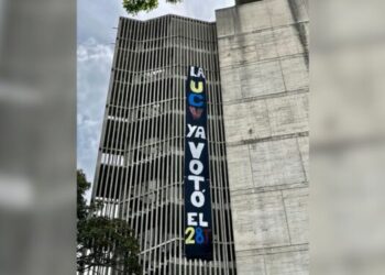 Estudiantes de la UCV desplegaron pancarta en rechazo a la farsa electoral del 25M