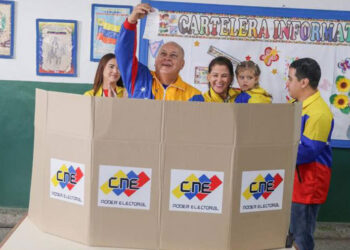 Cabello destaca que electores en todo el país votan «en absoluta calma