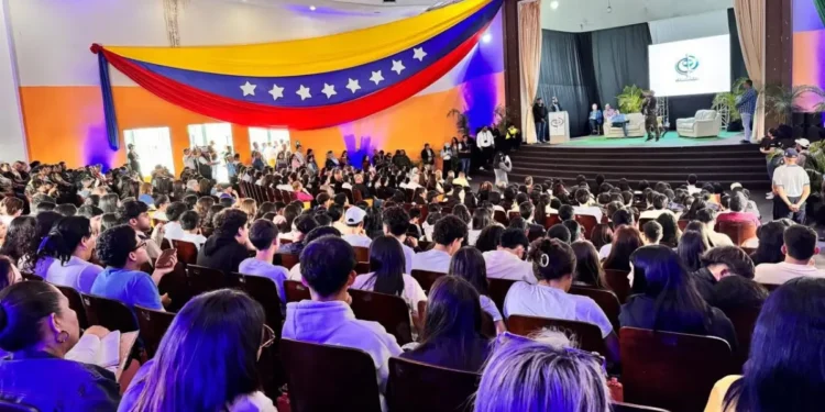 Tarek William Saab dictó conferencia a más de mil estudiantes en Mérida