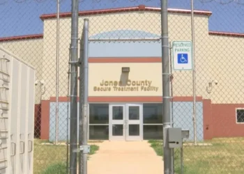 DHS denunció que presuntos miembros del Tren de Aragua «se atrincheraron» en centro de detención