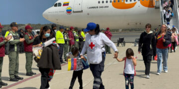 Llegan procedentes de México 315 connacionales en nuevo vuelo del Plan Vuelta a la Patria