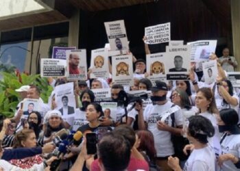 Familiares de presos políticos pidieron una «diplomacia activa por la libertad» en la Embajada de Colombia