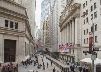 Wall Street abre en rojo en una nueva semana sacudida por el 100 % de aranceles al cine