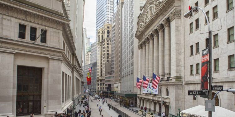 Wall Street abre en rojo en una nueva semana sacudida por el 100 % de aranceles al cine