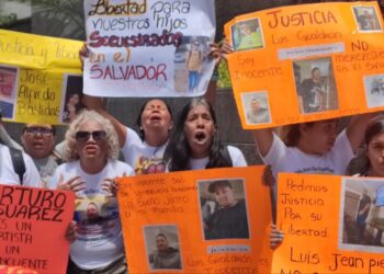 Familiares de migrantes venezolanos secuestrados en El Salvador se reúnen con jefe de Subdivisión de ONU