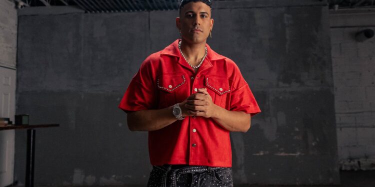 «No quiero extrañarte», Moa Rivera lanza una salsa con propósito