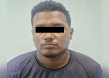 Golpeó salvajemente a su hijo de 7 años en la cabeza con un casco por «desobediente»