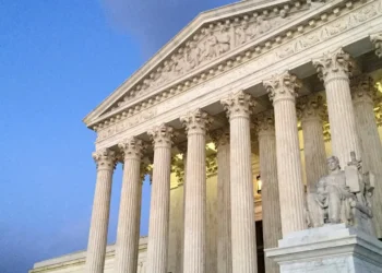 Corte Suprema de EE.UU. permite a Trump reanudar deportaciones a terceros países