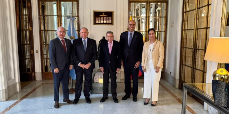Edmundo González sostuvo encuentro con el canciller argentino en Madrid