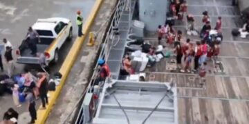 Panamá traslada a más de cien migrantes por mar hacia Colombia en su viaje de retorno